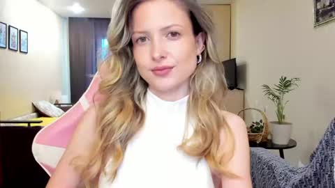 Snapshot of julie_flores chatting on 06-23-26, 01:20 Julie online show from 06-23-26, 01:20