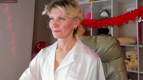 Snapshot of julie_lucasss chatting on 02-14-26, 09:06 Julie Lucasss online show from 02-14-26, 09:06