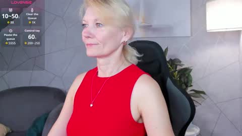 Snapshot of julie_lucasss chatting on 06-22-26, 11:57 Julie Lucasss online show from 06-22-26, 11:57