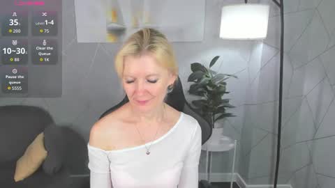 Snapshot of julie_lucasss chatting on 07-07-26, 12:35 Julie Lucasss online show from 07-07-26, 12:35