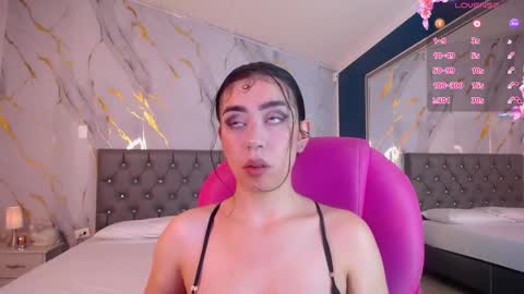 Snapshot of julieta_de_los_angeles chatting on 02-17-25, 03:36 Julieta online show from 02-17-25, 03:36