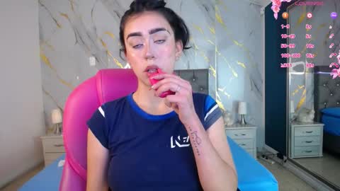 Snapshot of julieta_de_los_angeles chatting on 02-18-25, 06:59 Julieta online show from 02-18-25, 06:59