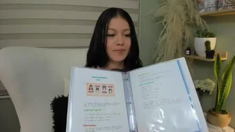 Snapshot of julieta_evans_1 chatting on 06-18-26, 11:53 Julieta online show from 06-18-26, 11:53