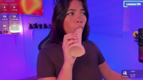 Snapshot of julietariverss chatting on 02-15-26, 08:02 Julieta online show from 02-15-26, 08:02