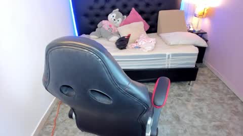 Snapshot of julieth_love_ chatting on 10-12-25, 01:10 Julieth online show from 10-12-25, 01:10
