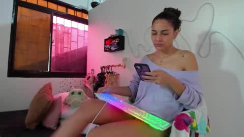 Snapshot of juliette_sweet05 chatting on 10-15-25, 02:50 juliette online show from 10-15-25, 02:50