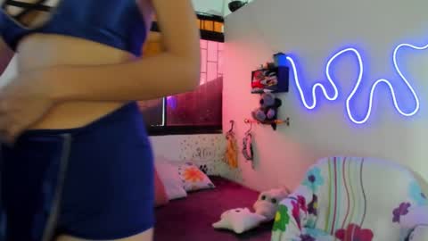 Snapshot of juliette_sweet05 chatting on 10-27-25, 05:28 juliette online show from 10-27-25, 05:28