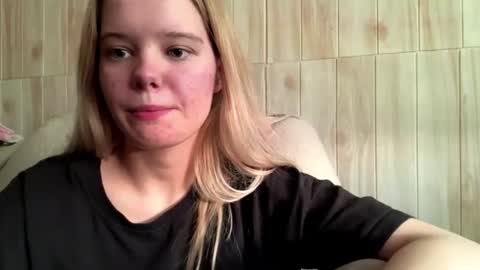 Snapshot of juligwartney chatting on 06-15-26, 03:47 Malin online show from 06-15-26, 03:47