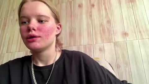 Snapshot of juligwartney chatting on 06-19-26, 03:27 Malin online show from 06-19-26, 03:27