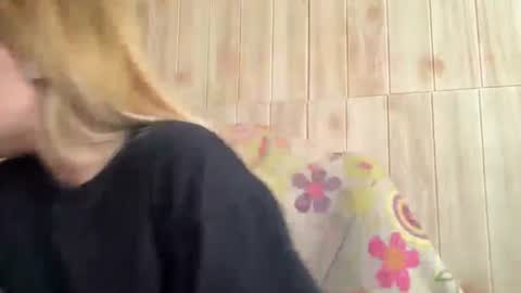 Snapshot of juligwartney chatting on 07-15-26, 05:34 Malin online show from 07-15-26, 05:34