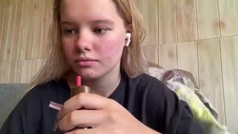 Snapshot of juligwartney chatting on 07-17-26, 06:53 Malin online show from 07-17-26, 06:53