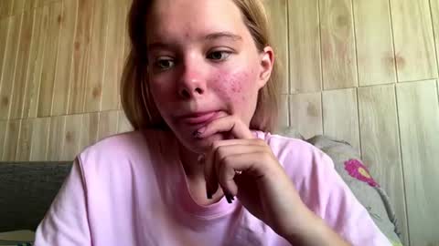 Snapshot of juligwartney chatting on 07-23-26, 05:49 Malin online show from 07-23-26, 05:49