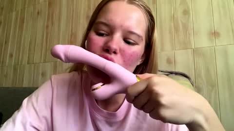Snapshot of juligwartney chatting on 07-24-26, 06:00 Malin online show from 07-24-26, 06:00