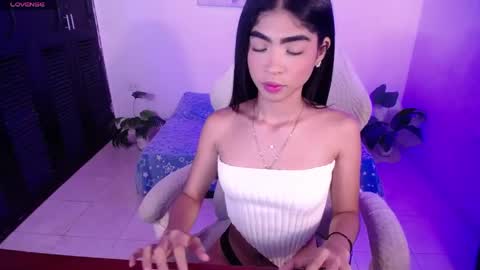 Snapshot of jully_dreams chatting on 04-18-26, 06:23 July online show from 04-18-26, 06:23