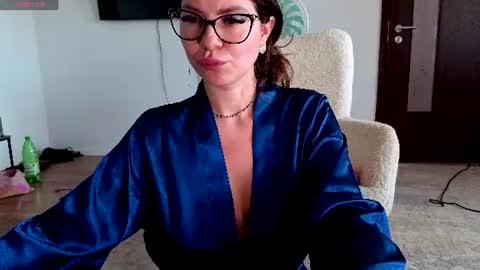 Snapshot of jullyenn chatting on 07-04-26, 12:44 Jully online show from 07-04-26, 12:44