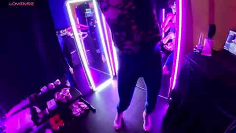 Julie online show from 10-18-25, 01:08