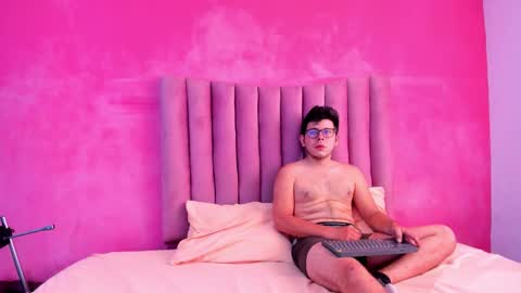 Snapshot of justin_jazmin chatting on 12-16-25, 07:08 JUSTIN Y JAZMIN online show from 12-16-25, 07:08