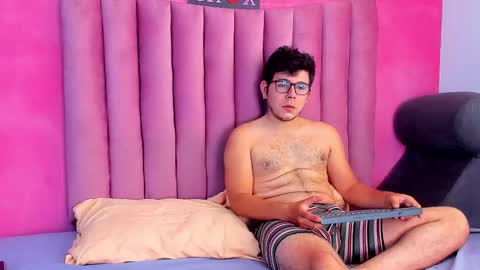 Snapshot of justin_jazmin chatting on 12-22-25, 07:33 JUSTIN Y JAZMIN online show from 12-22-25, 07:33