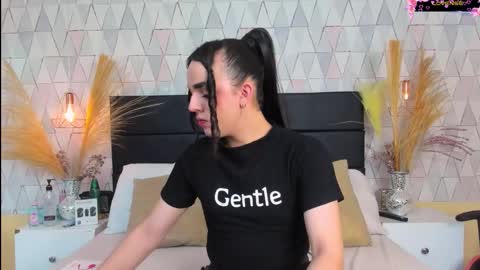 Snapshot of justineperry chatting on 02-18-26, 04:19 Justine online show from 02-18-26, 04:19