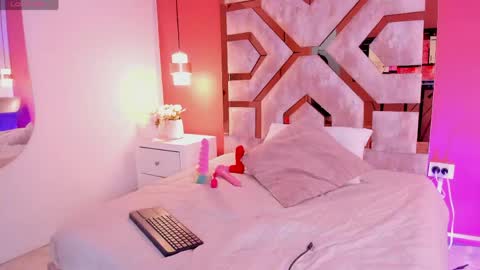 Mia online show from 04-16-26, 12:55