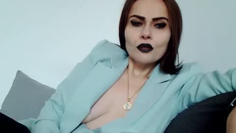 Snapshot of k_queen36 chatting on 12-18-25, 12:22 k_queen36 online show from 12-18-25, 12:22