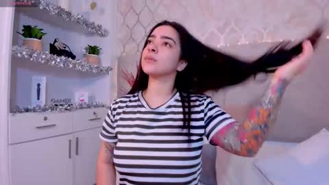 Snapshot of kamilabetancourt chatting on 12-21-25, 12:45 Kamila Betancourt online show from 12-21-25, 12:45