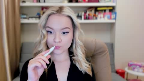 Snapshot of kara_smith_ chatting on 04-18-26, 11:05 Kara. Off from 15th till 24th of December online show from 04-18-26, 11:05