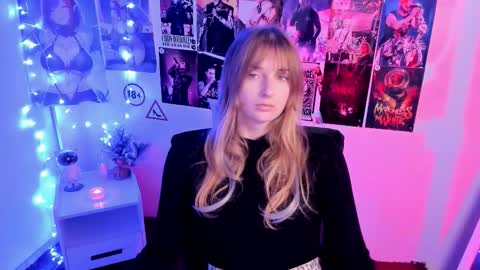 Snapshot of karla_flower chatting on 10-23-25, 06:45 Karla online show from 10-23-25, 06:45