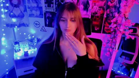 Snapshot of karla_flower chatting on 11-13-25, 01:43 Karla online show from 11-13-25, 01:43