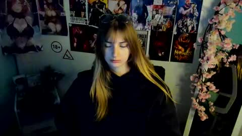 Snapshot of karla_flower chatting on 11-29-25, 01:25 Karla online show from 11-29-25, 01:25