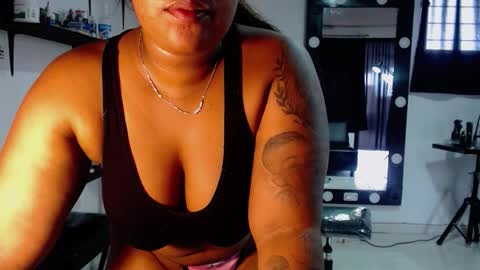 Snapshot of karlaluann chatting on 11-11-25, 01:44 karlaluann online show from 11-11-25, 01:44