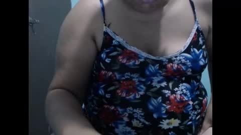 Snapshot of karolbb chatting on 10-19-25, 10:38 karolbb online show from 10-19-25, 10:38