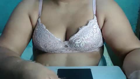 Snapshot of karolbb chatting on 10-19-25, 10:43 karolbb online show from 10-19-25, 10:43