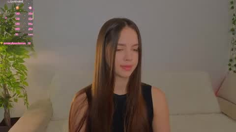 Snapshot of karoledemara chatting on 05-16-26, 07:05 Molly online show from 05-16-26, 07:05