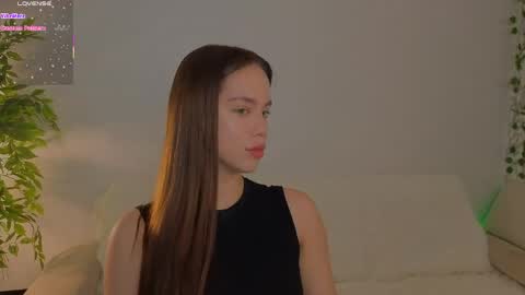 Snapshot of karoledemara chatting on 05-26-26, 06:20 Molly online show from 05-26-26, 06:20