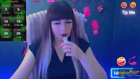 Snapshot of karolina_mia chatting on 05-15-26, 06:09 Caroline online show from 05-15-26, 06:09