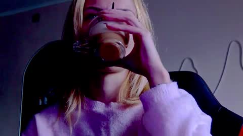 karoline121 online show from 10-03-25, 08:33