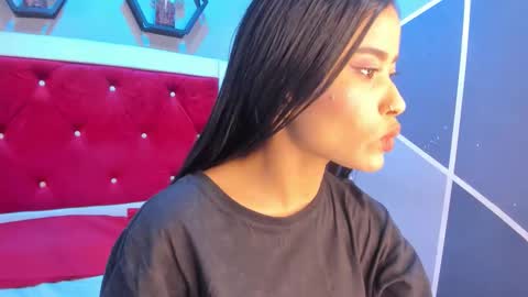 Snapshot of karoll014 chatting on 11-12-25, 11:43 Karol online show from 11-12-25, 11:43