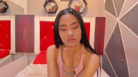 Snapshot of karoll014 chatting on 11-18-25, 12:20 Karol online show from 11-18-25, 12:20