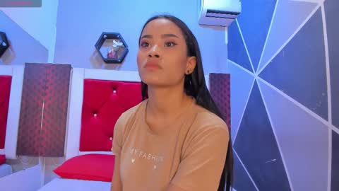 Snapshot of karoll014 chatting on 11-24-25, 12:05 Karol online show from 11-24-25, 12:05