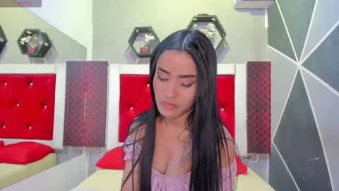 Snapshot of karoll014 chatting on 11-25-25, 12:16 Karol online show from 11-25-25, 12:16