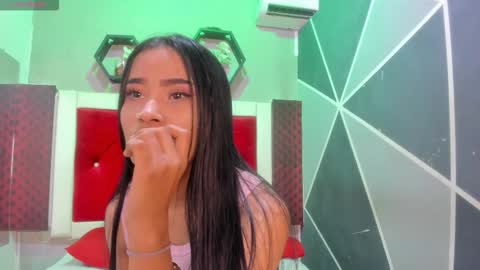 Snapshot of karoll014 chatting on 12-18-25, 12:00 Karol online show from 12-18-25, 12:00