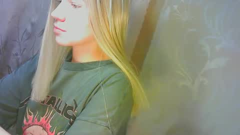 Snapshot of karolynafox chatting on 09-11-25, 10:15 Caroline Fox online show from 09-11-25, 10:15