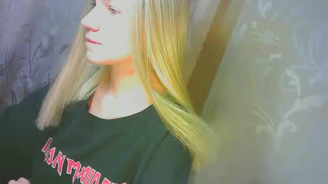 Snapshot of karolynafox chatting on 09-18-25, 09:22 Caroline Fox online show from 09-18-25, 09:22