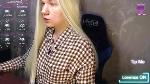 Snapshot of karolynafox chatting on 02-19-26, 09:05 Caroline Fox online show from 02-19-26, 09:05