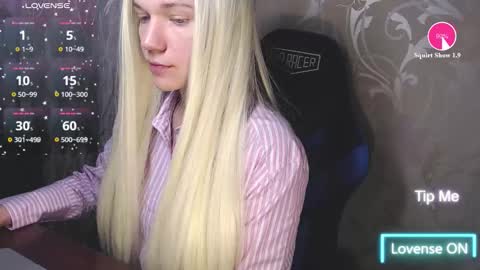 Snapshot of karolynafox chatting on 03-06-26, 09:28 Caroline Fox online show from 03-06-26, 09:28