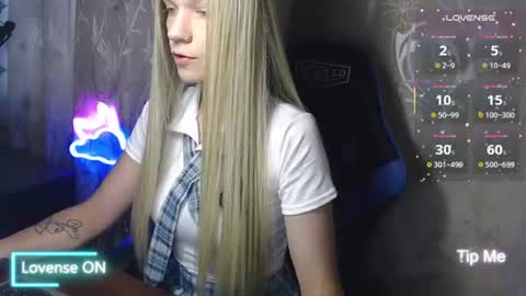 Snapshot of karolynafox chatting on 07-25-26, 07:39 Caroline Fox online show from 07-25-26, 07:39
