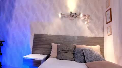 Snapshot of karolynelune chatting on 07-01-26, 06:18 Lune online show from 07-01-26, 06:18