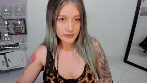 Snapshot of kat_apple chatting on 12-19-25, 01:01 Alicia online show from 12-19-25, 01:01