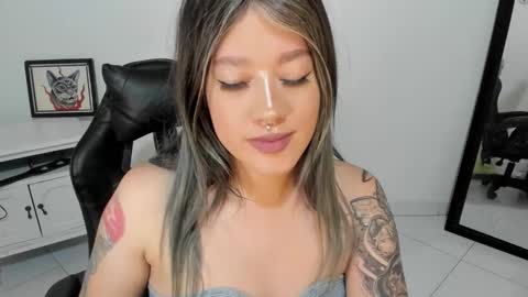 Snapshot of kat_apple chatting on 01-12-26, 03:34 Alicia online show from 01-12-26, 03:34